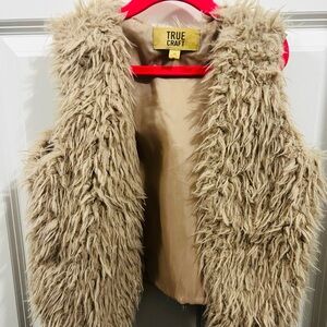 Girls fur vest. Front top optional clasp. Medium. Gently used. Good condition.